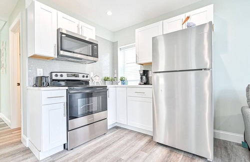 Wildwood Apartamento | 318 E Youngs Ave Unit 5 Salty Shore Oasis: Spectacular Retreat