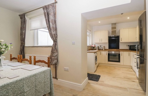 Maesteg Cabaña | 32 BRIDGEND ROAD, pet friendly, with a garden in Maesteg