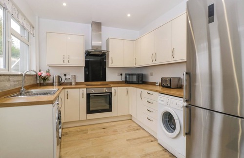 Maesteg Cabaña | 32 BRIDGEND ROAD, pet friendly, with a garden in Maesteg
