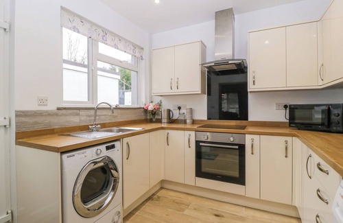 Maesteg Cabaña | 32 BRIDGEND ROAD, pet friendly, with a garden in Maesteg