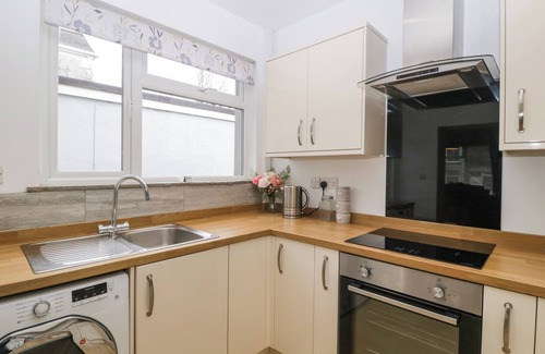 Maesteg Cabaña | 32 BRIDGEND ROAD, pet friendly, with a garden in Maesteg