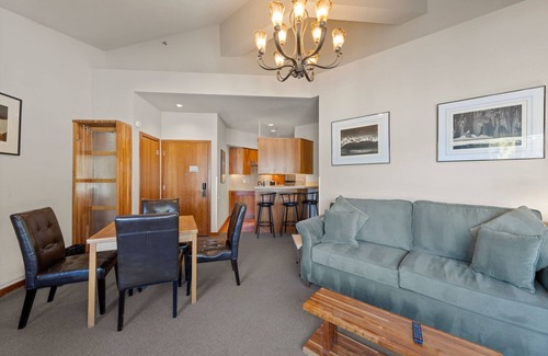 Olympic Valley Condominio | 321 | Luxe Top Floor 1BD - A/C, Pool & Kitchen