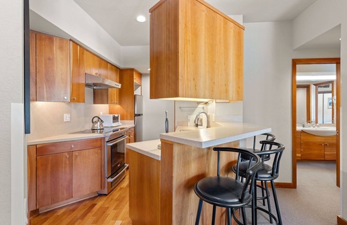 Olympic Valley Condominio | 321 | Luxe Top Floor 1BD - A/C, Pool & Kitchen
