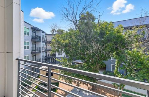 Fort Worth Apartamento | 336 Chic 2B2B Near Stockyards, Resort Style Pool & Gym, Golf Simulator, 7M to Dickies Stadium, 15M to AT&T stadium