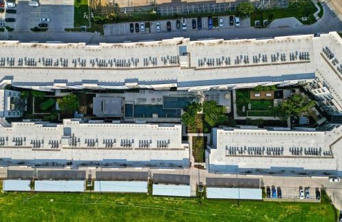 Fort Worth Apartamento | 336 Chic 2B2B Near Stockyards, Resort Style Pool & Gym, Golf Simulator, 7M to Dickies Stadium, 15M to AT&T stadium