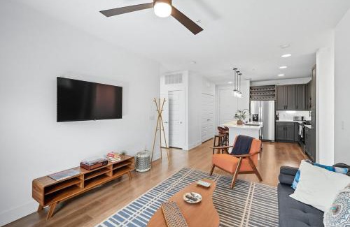 Fort Worth Apartamento | 336 Chic 2B2B Near Stockyards, Resort Style Pool & Gym, Golf Simulator, 7M to Dickies Stadium, 15M to AT&T stadium