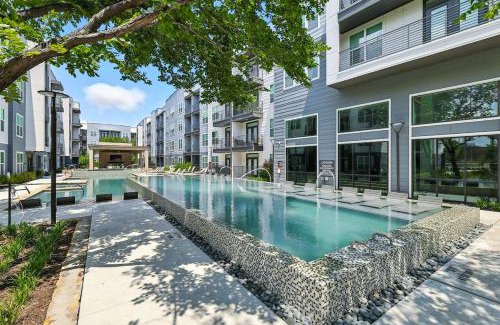 Fort Worth Apartamento | 336 Chic 2B2B Near Stockyards, Resort Style Pool & Gym, Golf Simulator, 7M to Dickies Stadium, 15M to AT&T stadium