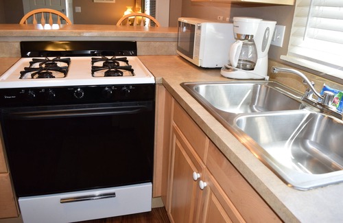 Downtown Cabina | 343 Hinds: 2 dormitorios, 1 BA Cabaña / Bungalow en Pismo Beach, capacidad para 6