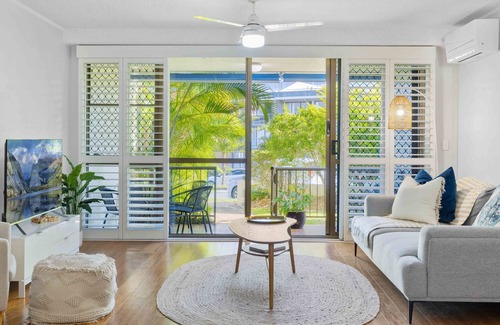 Moreton Bay Region Apartamento | 350m from Kings Beach | 3 bedroom | 1 bathroom | A/C | communal swimming pool