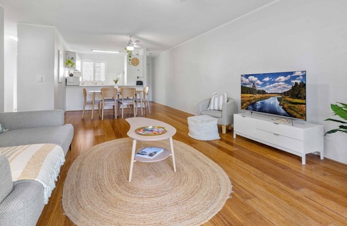 Moreton Bay Region Apartamento | 350m from Kings Beach | 3 bedroom | 1 bathroom | A/C | communal swimming pool