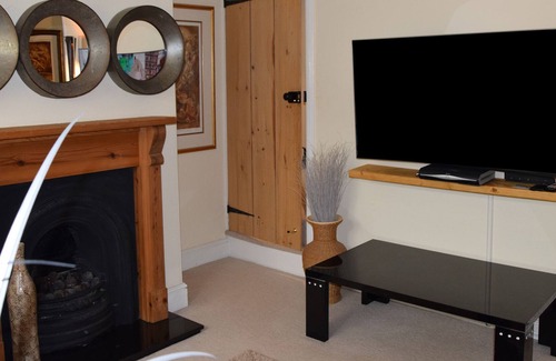 Tiddington Cabaña | 36 BLUE BELL COTTAGE, pet friendly, with hot tub in Tiddington