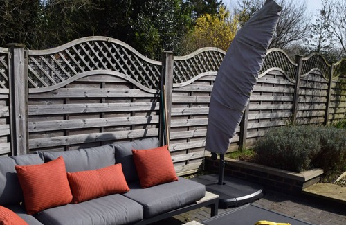 Tiddington Cabaña | 36 BLUE BELL COTTAGE, pet friendly, with hot tub in Tiddington