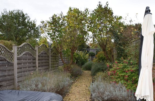 Tiddington Cabaña | 36 BLUE BELL COTTAGE, pet friendly, with hot tub in Tiddington