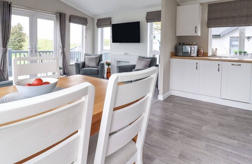 Martlesham Heath Cabaña | 36 BUCKLESHAM PARK, pet friendly, with a garden in Martlesham Village