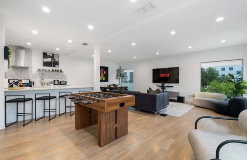 West Dallas Casa | 360 City Views ~ DT Dallas ~ Sleeps 10~ 2xRooftops