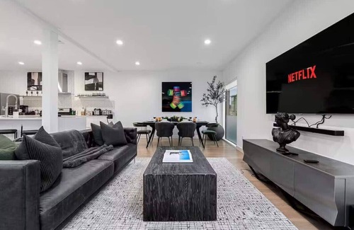 West Dallas Casa | 360 City Views ~ DT Dallas ~ Sleeps 10~ 2xRooftops