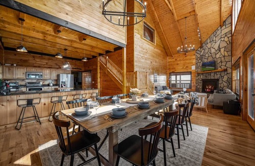 Sevierville Cabina | 360 Views~Indoor Pool~Theater~Game Room~Fireplaces