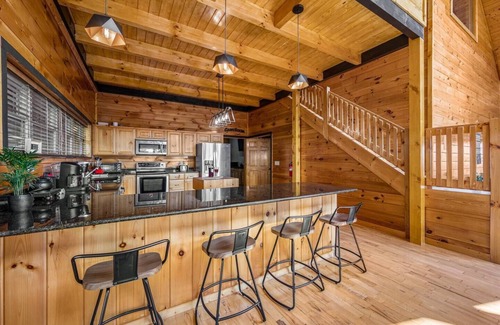 Sevierville Cabina | 360 Views~Indoor Pool~Theater~Game Room~Fireplaces