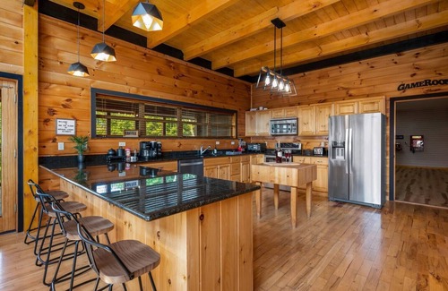 Sevierville Cabina | 360 Views~Indoor Pool~Theater~Game Room~Fireplaces