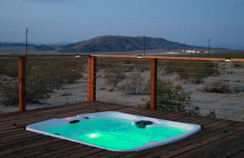 Panorama Heights Casa | 360 Views with pool and spa – Walking distance to the Park!