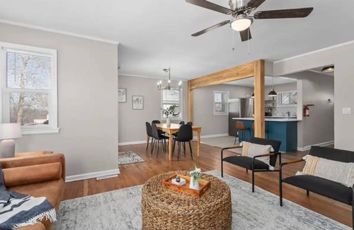 Independence Casa | 3610 South Crysler Avenue, Cozy 4BR Home-Close to Stadiums