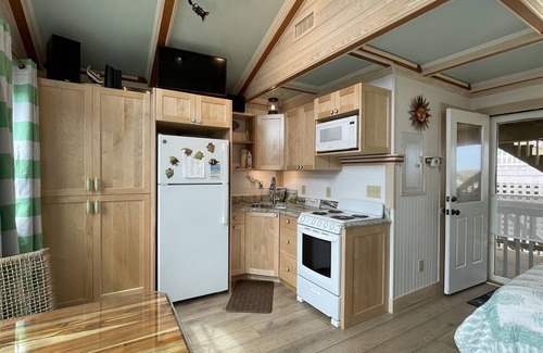 Hatteras Condominio | 37 Coal Miner's Dream Studio Bedroom Condo by RedAwning