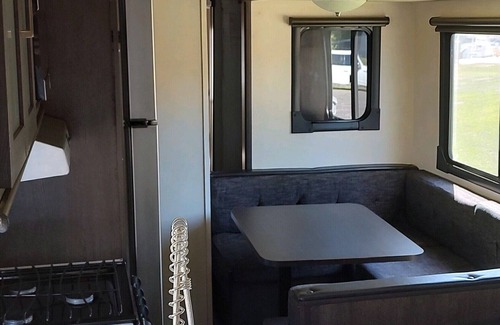 New Baltimore Casa | 37 foot camper on the water with a Boat Slip available