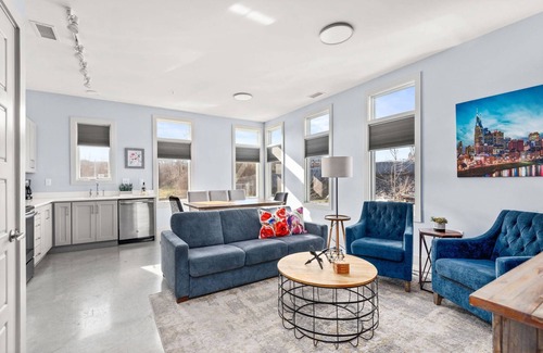 South Nashville Condominio | 10 minutos de Broadway, condominio nuevo, terraza en el techo, escena de comida internacional, ideal para grupos