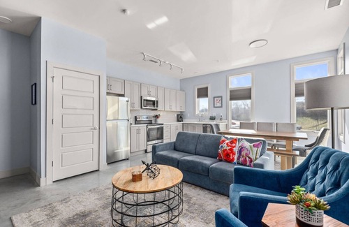 South Nashville Condominio | 10 minutos de Broadway, condominio nuevo, terraza en el techo, escena de comida internacional, ideal para grupos