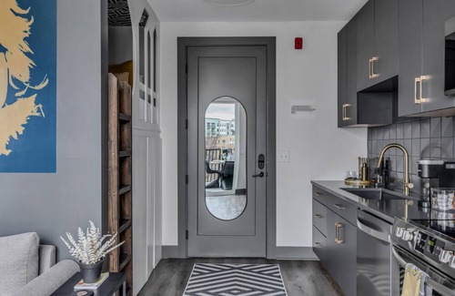Rolling Mill Hill Condominio | 380sq ft Private Downtown Terrace 1mi Broadway