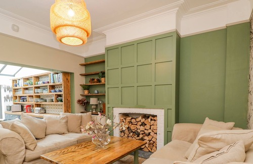 Roath Cabaña | 39 TYDFIL PLACE, pet friendly, character holiday cottage in Cardiff