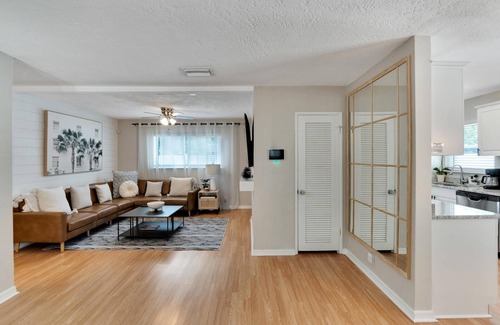 Sun Bay South Casa | 3908 W Tyson Ave Summ