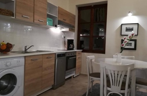 Kerameikos Apartamento | (3A) Suite neoclásica central de tres dormitorios con loft en el centro histórico de Psiri