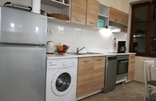 Kerameikos Apartamento | (3A) Suite neoclásica central de tres dormitorios con loft en el centro histórico de Psiri