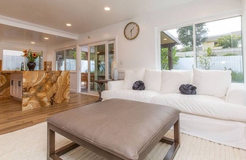 Thousand Oaks Casa | 3B 2.5B Custom House with Elegant Taste