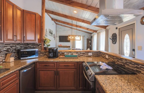 Gatlinburg Cabaña | 3B 2 bath Cottage w Pool Hottub Close to Main st