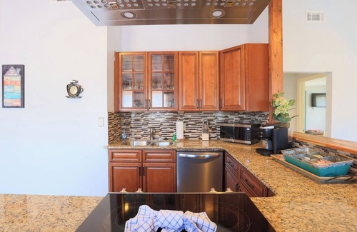 Gatlinburg Cabaña | 3B 2 bath Cottage w Pool Hottub Close to Main st
