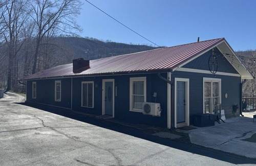 Gatlinburg Cabaña | 3B 2 bath Cottage w Pool Hottub Close to Main st