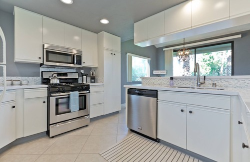 Palm Desert Condominio | Hermoso 3B / 2Ba en PVCC ubicado en el tee box con vista al lago y a la montaña