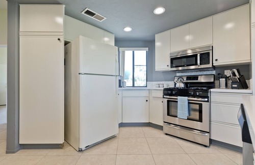 Palm Desert Condominio | Hermoso 3B / 2Ba en PVCC ubicado en el tee box con vista al lago y a la montaña