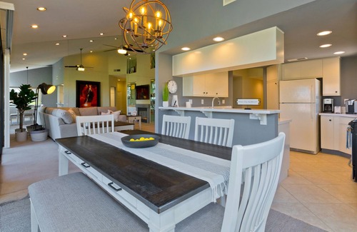 Palm Desert Condominio | Hermoso 3B / 2Ba en PVCC ubicado en el tee box con vista al lago y a la montaña