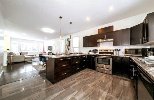 Jasper Place Apartamento | 3B Executive Home - All King Beds - Fireplace - Garage