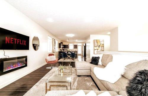 Jasper Place Apartamento | 3B Executive Home - All King Beds - Fireplace - Garage
