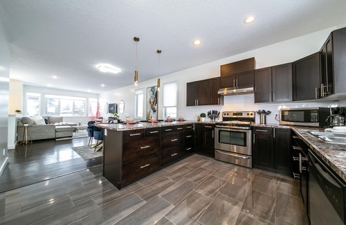 Jasper Place Casa | ★3B Executive Home★All King Beds✔Fireplace✔Garage