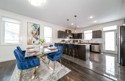 Jasper Place Casa | ★3B Executive Home★All King Beds✔Fireplace✔Garage