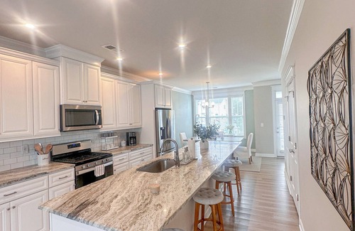Northwest Casa | 3Bd 3.5Ba Lux Retreat - Steps to Beach