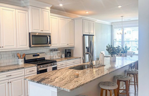 Northwest Casa | 3Bd 3.5Ba Lux Retreat - Steps to Beach