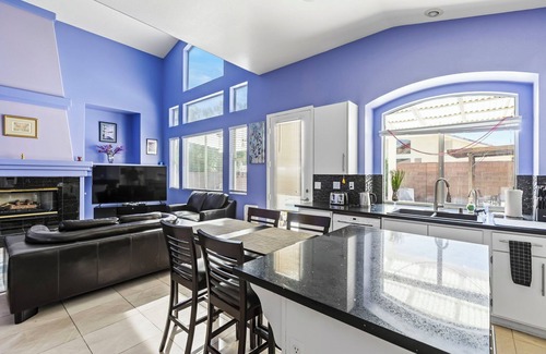 Spring Valley Casa | 3bd 3 bath delightful home 20 min Strip. 1 king 2 queen sofabed pool spa, garage