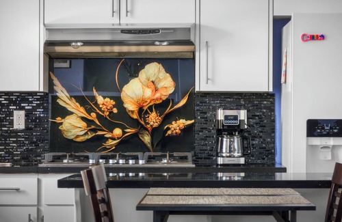 Spring Valley Casa | 3bd 3 bath delightful home 20 min Strip. 1 king 2 queen sofabed pool spa, garage