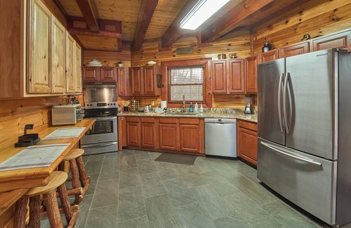 Cosby Cabina | 3bd/4ba on Acre/Indoor Heated Pool/ Theater/Hot Tub/Billiards/Wifi/FirePit/Hike